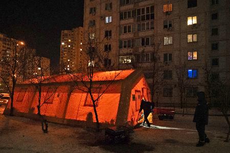 ウクライナ・キーウに設置された避難所「不屈の拠点」＝１２日（共同）