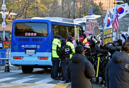 １３日、ソウル中央地裁に到着した、前大統領の尹錫悦被告を乗せた車両＝ソウル（共同）