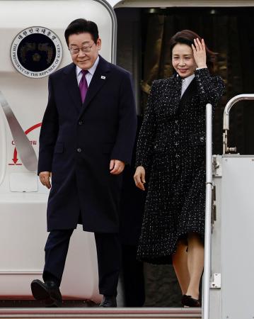 関西空港に到着した韓国の李在明大統領（左）夫妻＝１３日午前