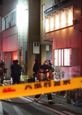 規制線が張られた事件現場付近＝１３日午後６時７分、大阪府東大阪市