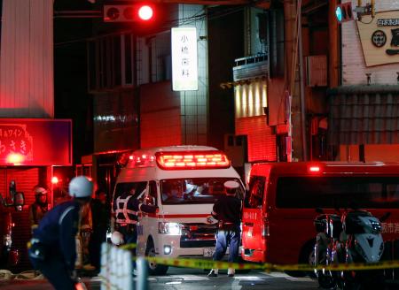 男が立てこもった現場付近＝１３日午後７時４０分、大阪府東大阪市