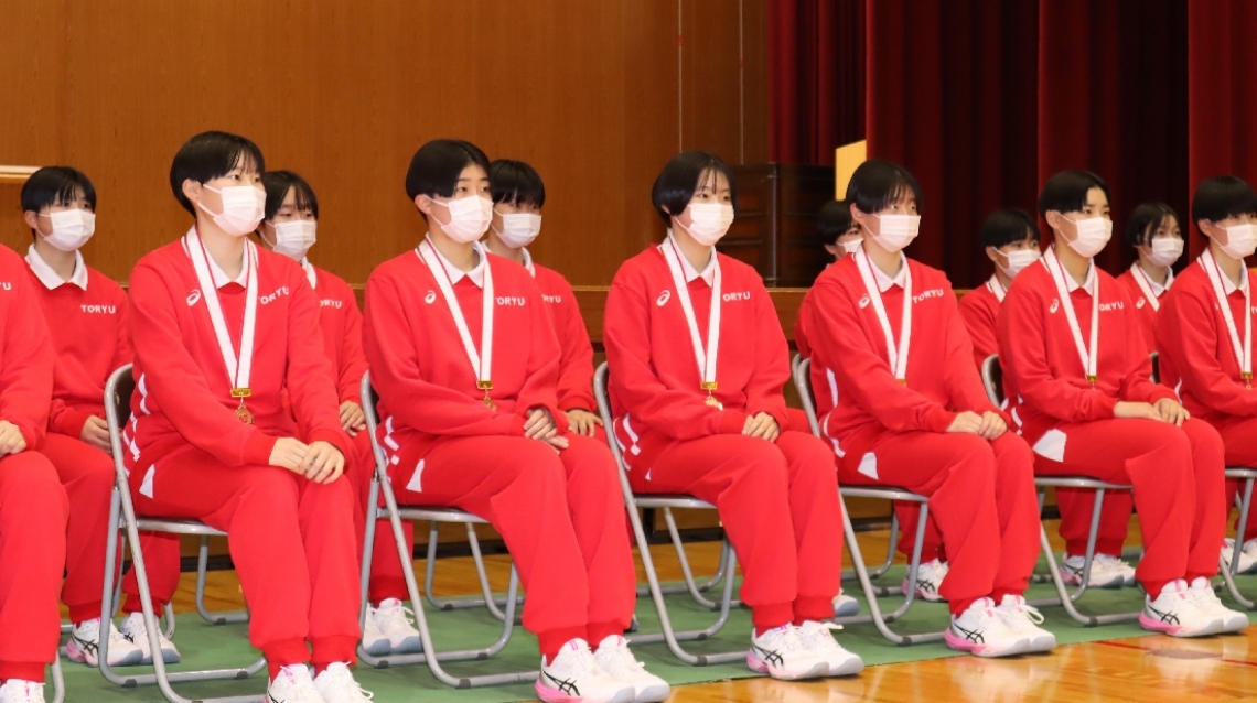 全校生徒に結果を報告した選手ら