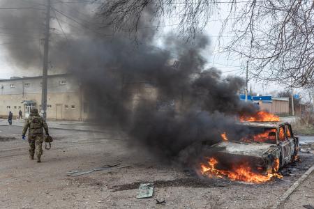 １３日、ウクライナ東部ドネツク州で、ロシアによる無人機攻撃を受けて炎上する車（ゲッティ＝共同）