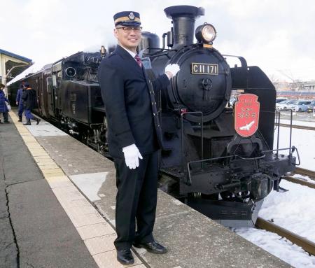 「ＳＬ冬の湿原号」と原田浩昭車掌＝１４日午前、ＪＲ釧路駅