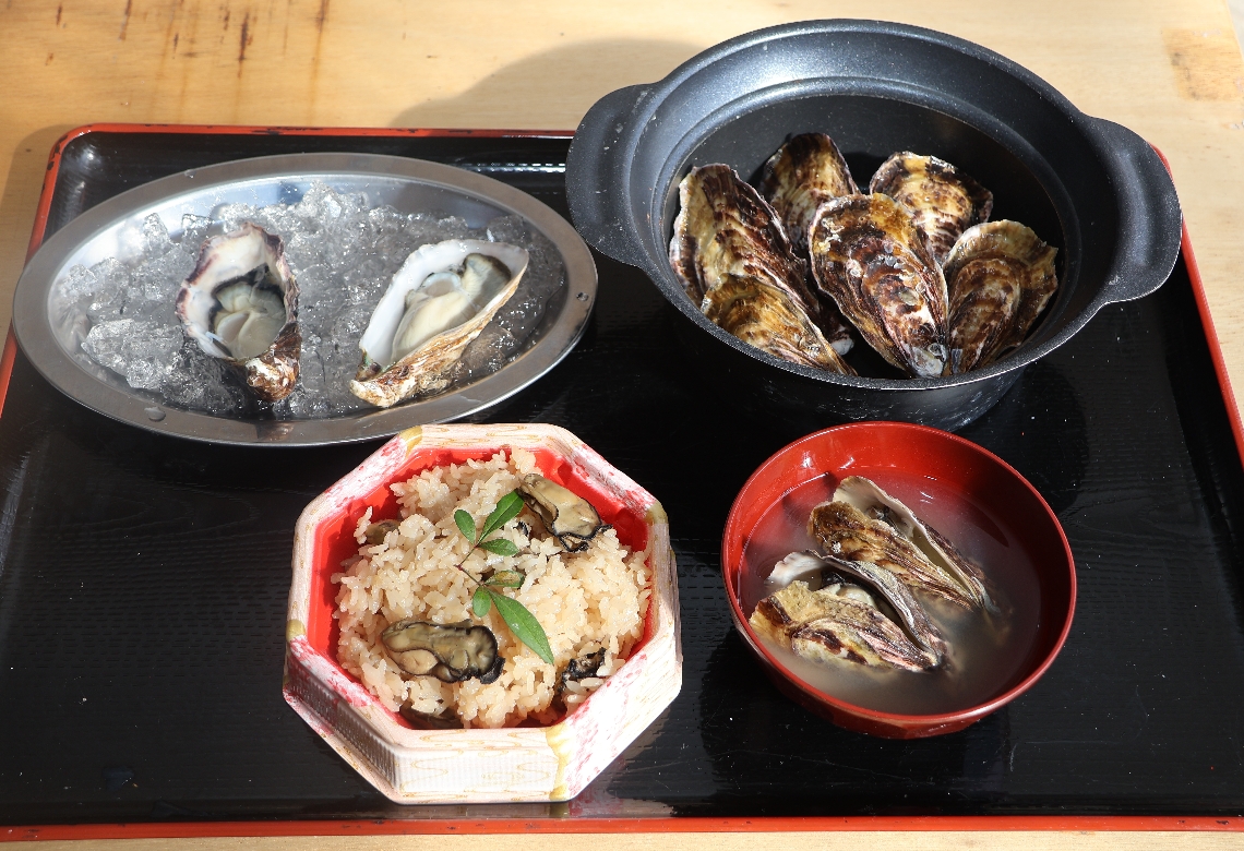 ひがた美人の生がき（左上）や蒸しがき（右上）などが味わえる