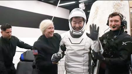 地球に帰還し、手を振る油井亀美也飛行士（右から２人目）＝１５日、米カリフォルニア州沖（ＮＡＳＡの中継映像から）