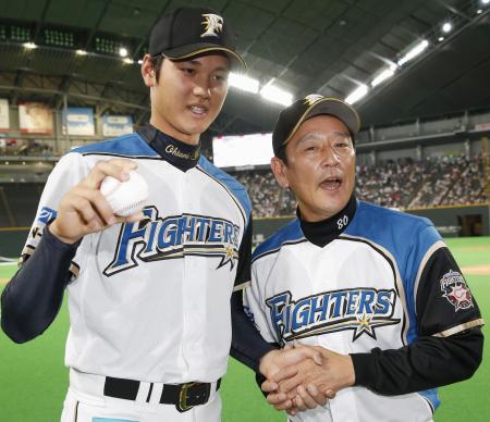 ２０１３年６月、プロ初勝利を挙げた日本ハムの大谷（左）と監督の栗山英樹さん＝札幌ドーム