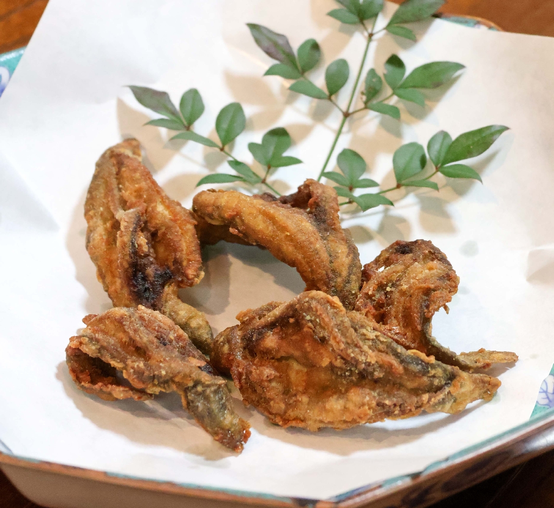 フェアの参加店舗が提供する「宇佐どぜう」の唐揚げ