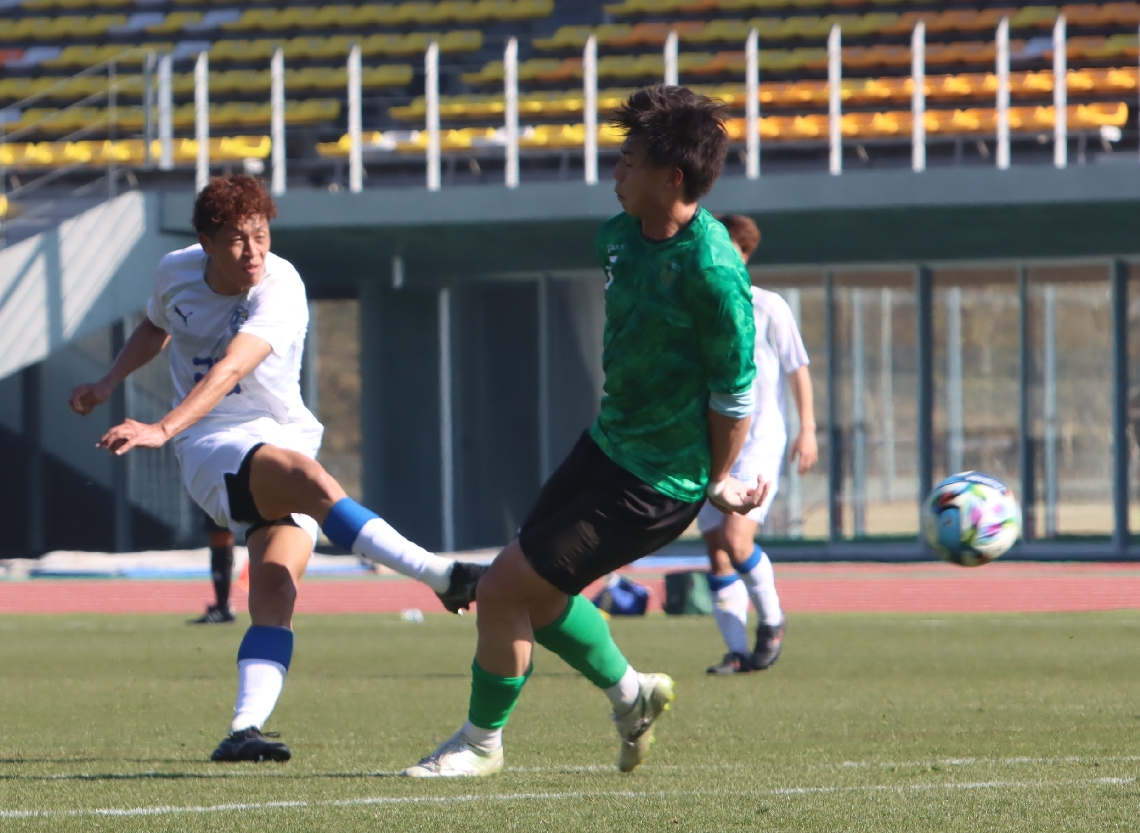 【大分―東京Ｖ】１本目の２９分、ゴールを決める大分のＦＷ有働（左）