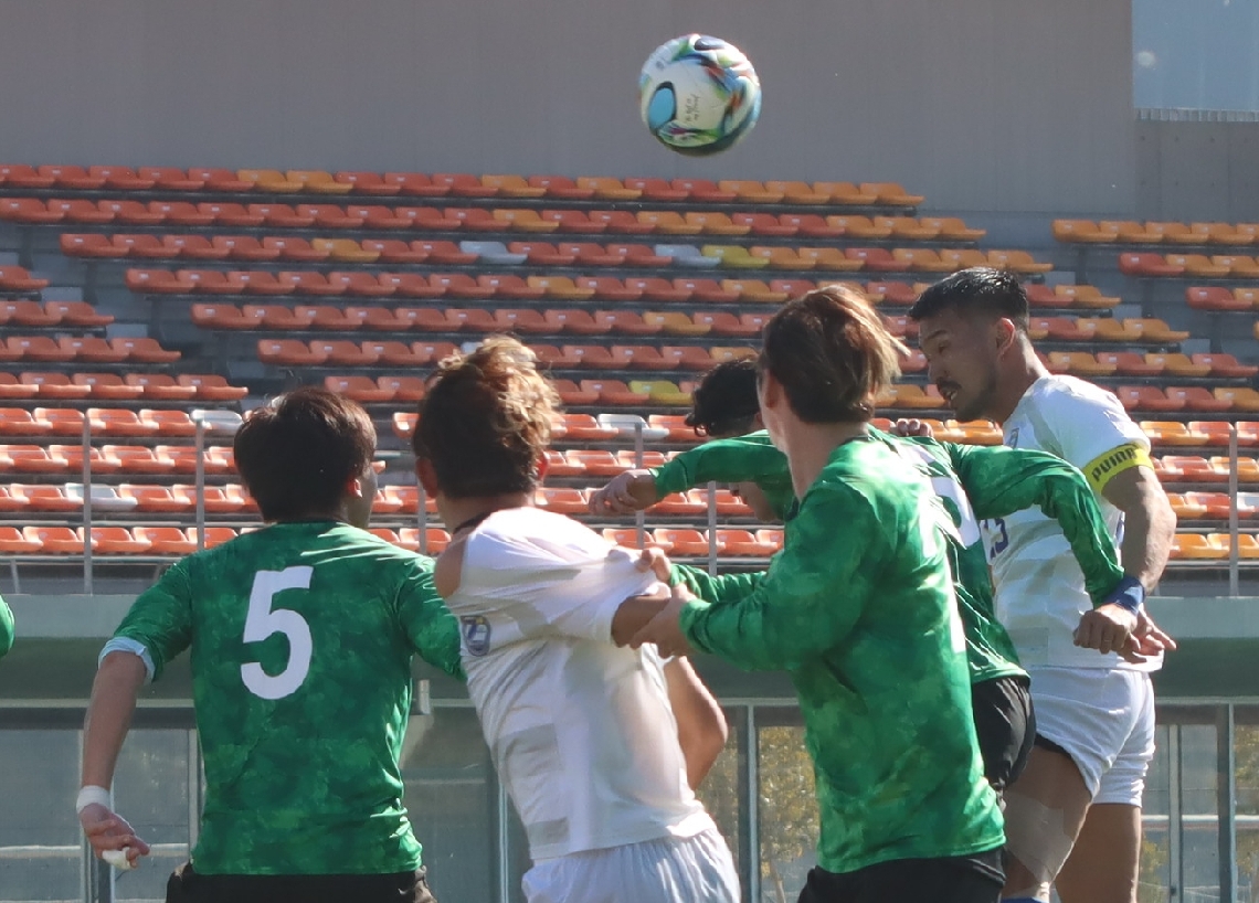 【大分―東京Ｖ】２本目の１５分、ヘディングシュートを決める大分のＦＷ伊佐（右端）