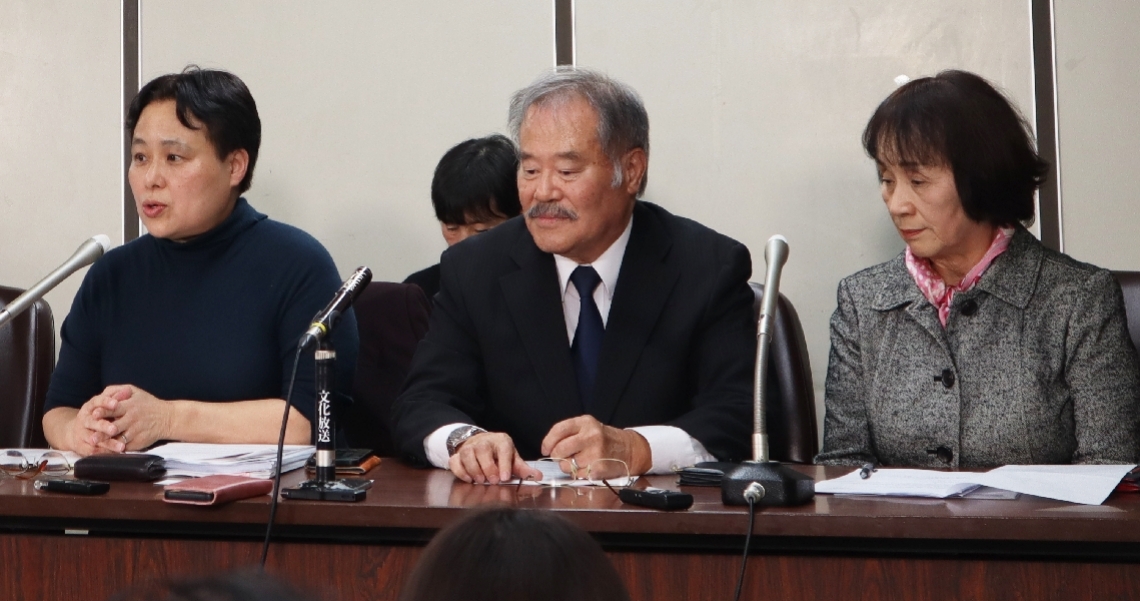 法相に要望書を提出後、記者会見に臨む佐藤悦子さん（右端）、井上保孝さん（中央）と郁美さん夫婦＝１６日、東京・霞が関