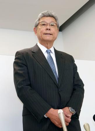 記者団の取材に応じる自民党の高木毅元国対委員長＝１６日午前、福井県敦賀市