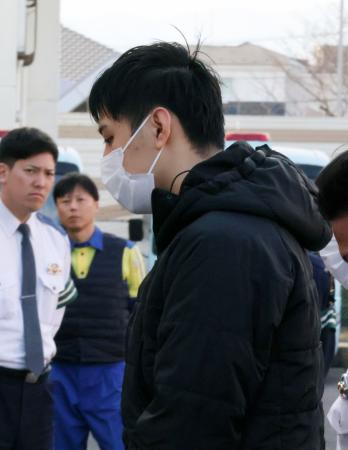 神奈川県警大和署に入るチュオン・ドゥック・トゥン容疑者＝１４日