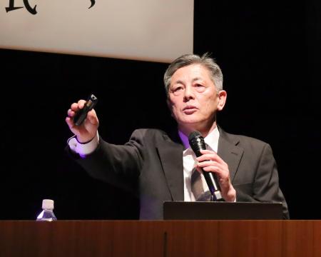 講演する冨岡豊彦さん＝１６日午後、相模原市