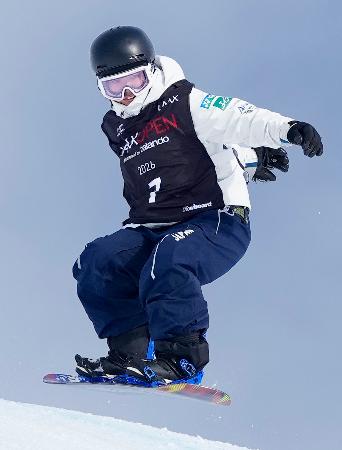 スロープスタイル女子予選２回目の鈴木萌々＝ラークス（共同）