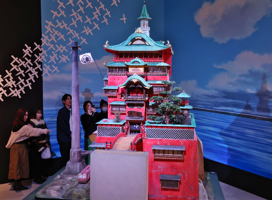 ジブリの世界観を楽しむ来場者＝１７日、大分市寿町（ⓒＳｔｕｄｉｏ　Ｇｈｉｂｌｉ）