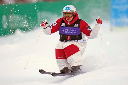 男子モーグル決勝１回目　コブを攻める堀島行真＝ウオータービル（共同）