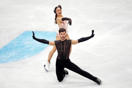 アイスダンス・ＲＤで演技するロランス・フルニエボードリー（奥）、ギヨーム・シゼロン組＝シェフィールド（ＰＡ提供・ＡＰ＝共同）