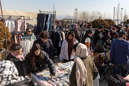 １６日、イランの首都テヘランの市場で買い物をする人々（ゲッティ＝共同）