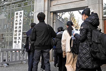 大学入学共通テストの会場に向かう受験生＝１７日午前、東京都文京区の東大