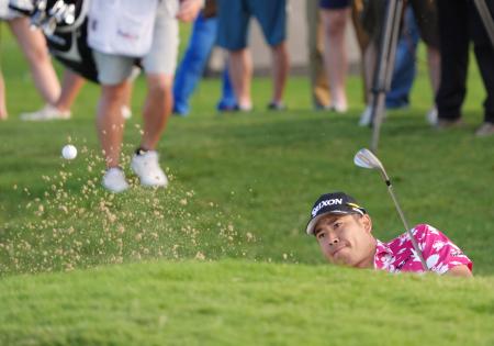 第２ラウンド、１３番で第３打を放つ松山英樹。通算１アンダーで５９位＝ワイアラエＣＣ（共同）