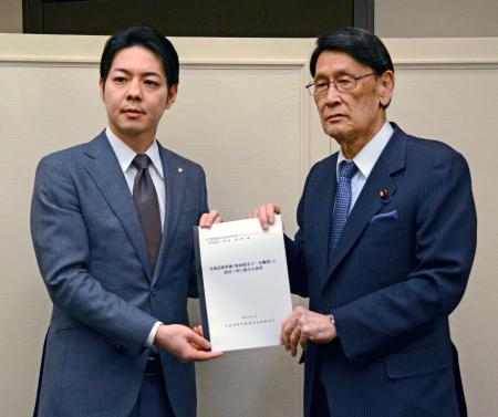 北海道の鈴木直道知事（左）から要望書を受け取る与党プロジェクトチーム共同座長の渡海紀三朗衆院議員＝１７日午後、札幌市