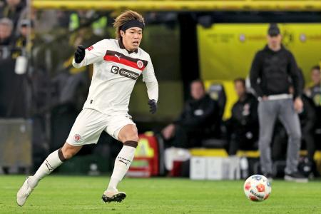 ドルトムント戦でドリブルするザンクトパウリの安藤＝ドルトムント（ゲッティ＝共同）