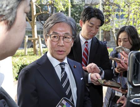 ＮＨＫ番組への出演後、記者団の取材に応じる立憲民主党の安住幹事長＝１８日午前、東京都千代田区