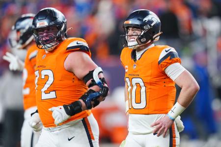 ビルズ戦で負傷し、顔をしかめるブロンコスのＱＢニックス（右）＝デンバー（ＡＰ＝共同）