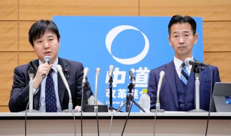 新党「中道改革連合」の基本政策を発表し、記者会見する立憲民主党の本庄政調会長（左）と公明党の岡本政調会長＝１９日午後、国会