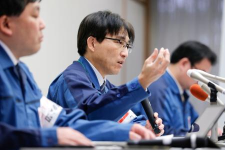 再稼働が見送りとなり、記者会見で経緯を説明する東京電力柏崎刈羽原発の菊川浩ユニット所長（中央）＝１９日午後、新潟県刈羽村