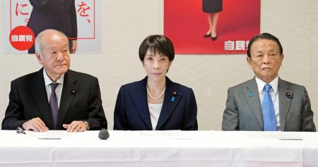 自民党役員会に臨む（左から）鈴木幹事長、高市首相、麻生副総裁＝２０日午前、東京・永田町の党本部