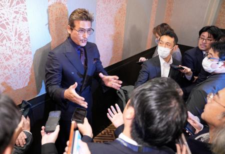 プロ野球の１２球団監督会議を終え、取材に応じる日本ハム・新庄監督＝２０日、東京都内