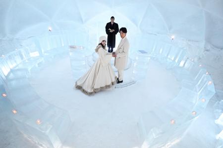 北海道占冠村の「星野リゾート　トマム」で営業が始まった「氷の教会」。今年２０周年を迎え、これまでに６６０組以上の挙式を行ってきた＝２０日午後