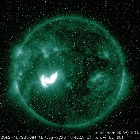 太陽フレア（中央左の明るい部分）を捉えた紫外線画像（米ＮＯＡＡ／ＮＩＣＴ提供）