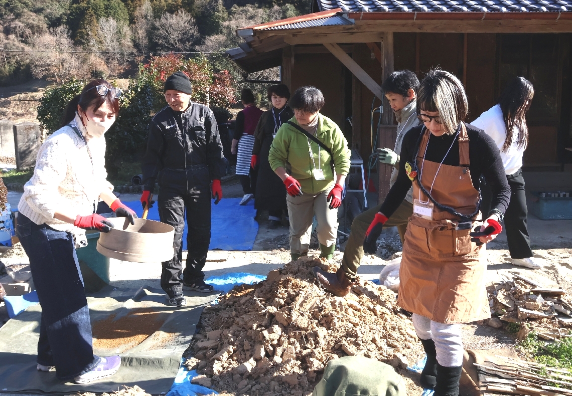 作業の一環で、土壁補修の手法を学ぶワークショップには２５人が参加した