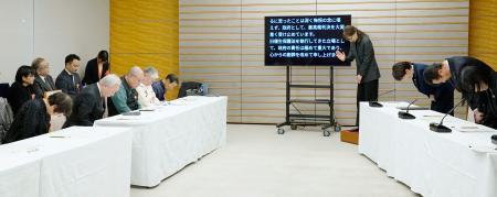 旧優生保護法を巡る国家賠償請求訴訟の原告らと面会し、謝罪する高市首相（右から３人目）ら＝２１日午後、首相官邸