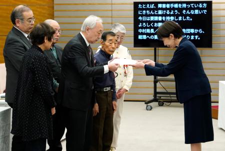 旧優生保護法を巡る国家賠償請求訴訟の原告らから要請書を受け取る高市首相（右端）＝２１日午後、首相官邸
