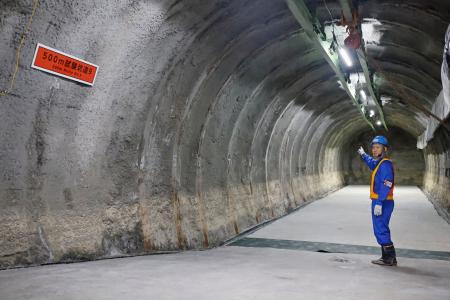 「幌延深地層研究センター」の地下５００メートル地点の調査坑道に立つ日本原子力研究開発機構の職員＝２１日午前、北海道幌延町の幌延深地層研究センター