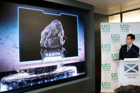 「暗黒酸素」が存在する可能性を説明する日本財団幹部＝２０日、ロンドン（共同）