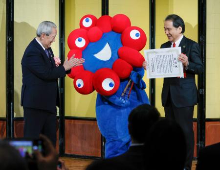 関西元気文化圏賞の大賞を受賞した大阪・関西万博の公式キャラクター「ミャクミャク」＝２１日午後、大阪市北区