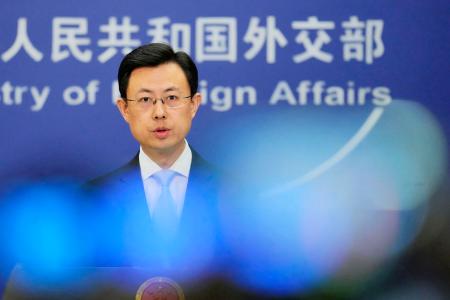 記者会見する中国外務省の郭嘉昆副報道局長＝２１日、北京（共同）