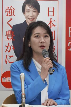 自民党大阪府連本部で記者会見する松川るい府連会長＝１７日、大阪市中央区