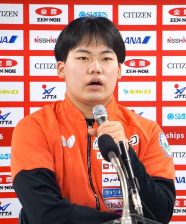 記者会見で抱負を述べる卓球男子の松島輝空＝２１日、東京体育館
