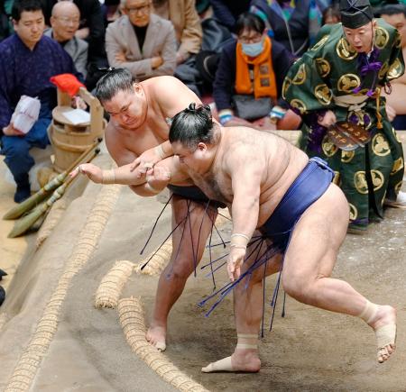 豊昇龍（奥）がとったりで高安を下す＝両国国技館