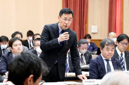 静岡県庁で開かれたリニア中央新幹線トンネル工事の影響を議論する有識者専門部会で発言する平木省副知事＝２１日午後