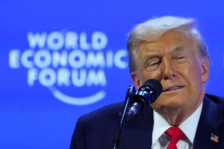 スイス東部での世界経済フォーラム（ＷＥＦ）年次総会（ダボス会議）で演説する＝トランプ大統領＝２１日、ダボス（ロイター＝共同）
