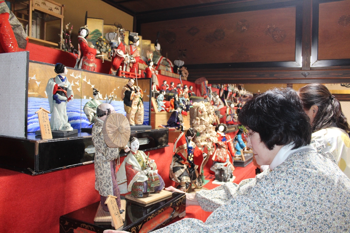ひな人形の飾り付けが進む草野本家＝日田市豆田町