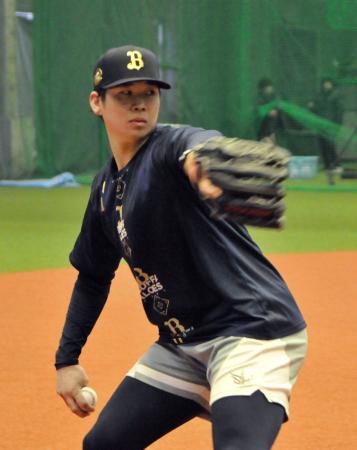 キャッチボールするオリックス・山下＝大阪市此花区