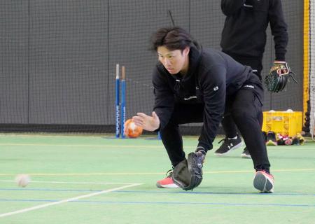 守備練習するソフトバンク・海野＝福岡県宮若市